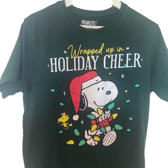 Peanuts medium wrapped up in holiday cheer green snoopy short sleeve tshirt - Picture 3 of 4